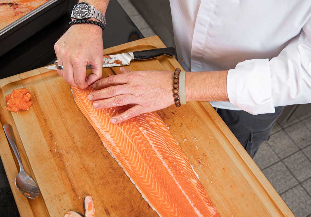 Lachsfilet, Fisch, Fischschnitt, Küchenutensilien, Schneidebrett
