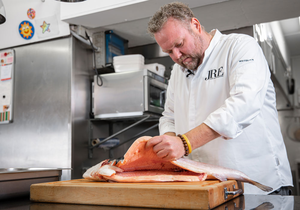 Fisch, Filetiermesser, Küchenszene, Küchenchef, Holzbrett