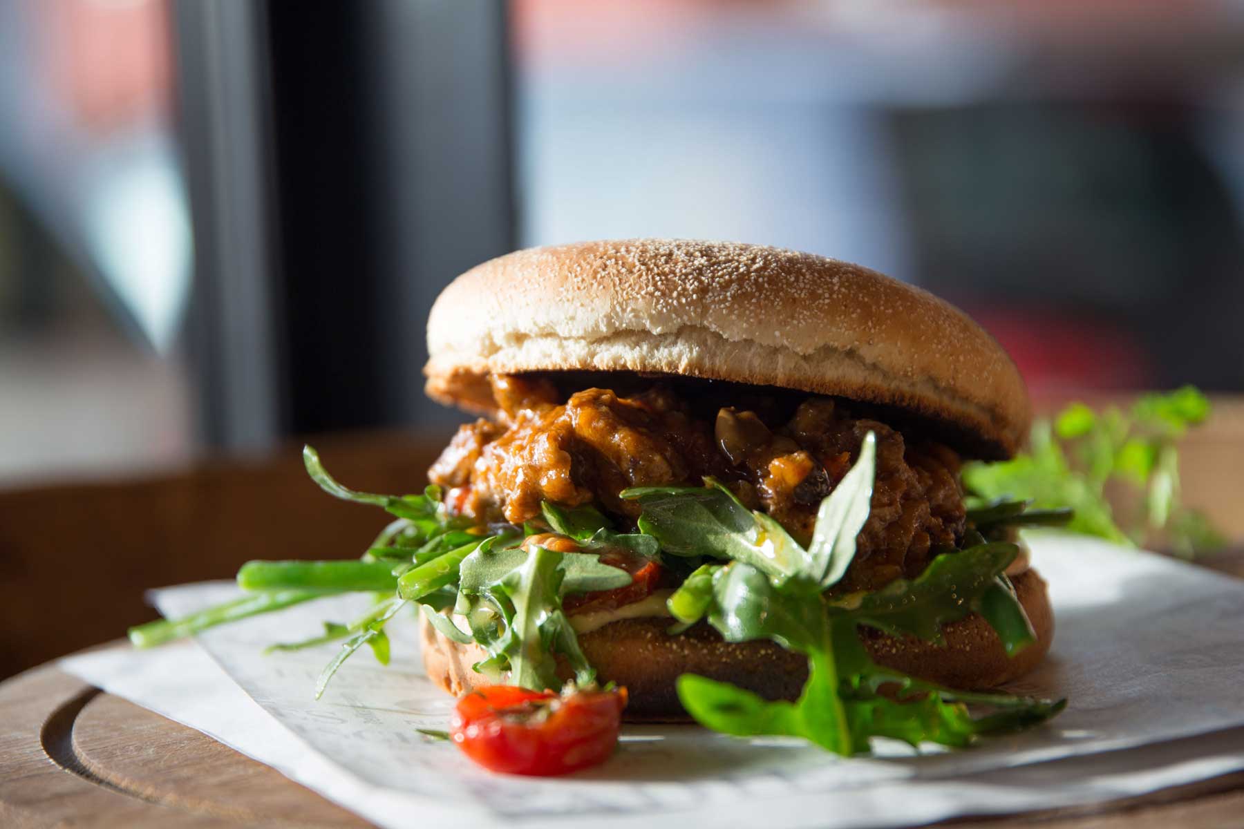 Produktbild: Burger Rustikal mit Rucola und Hühnchen