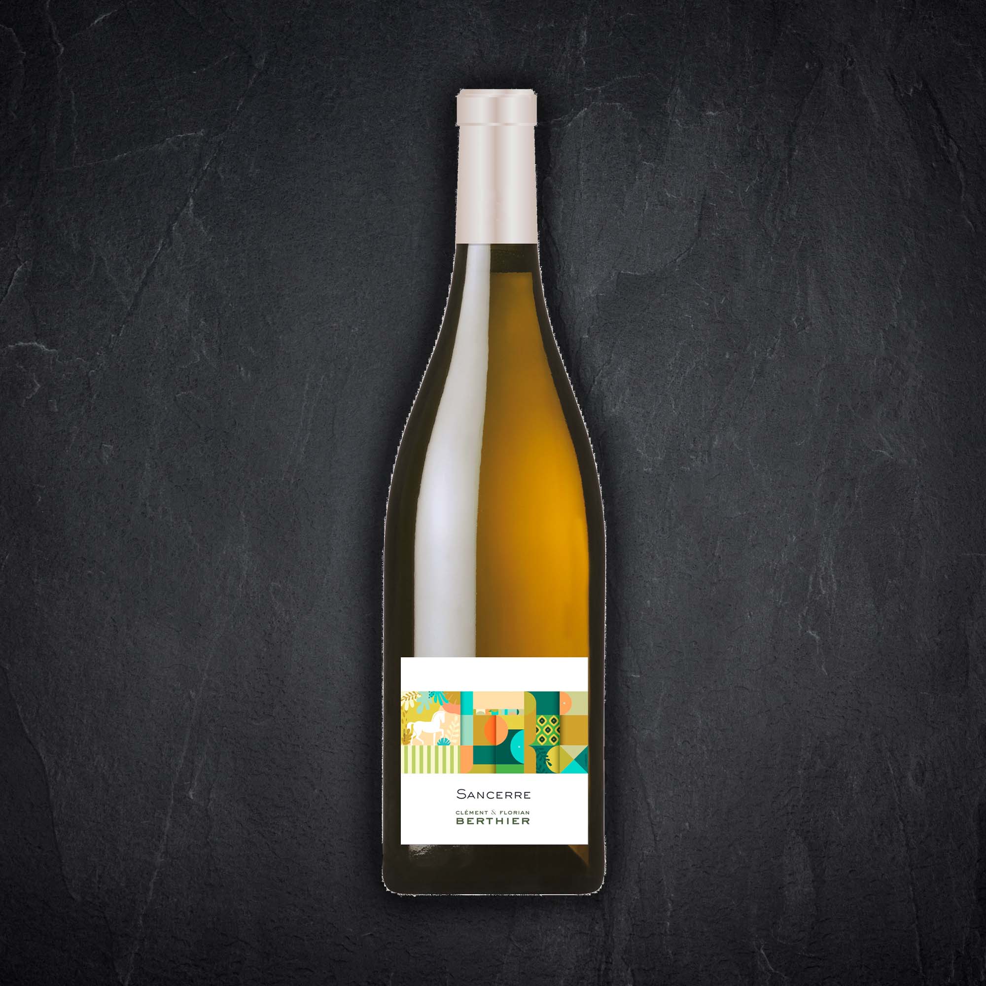 Flasche mit Alkoholischem Getränk Produktbild: Flasche mit Alkoholischem Getränk