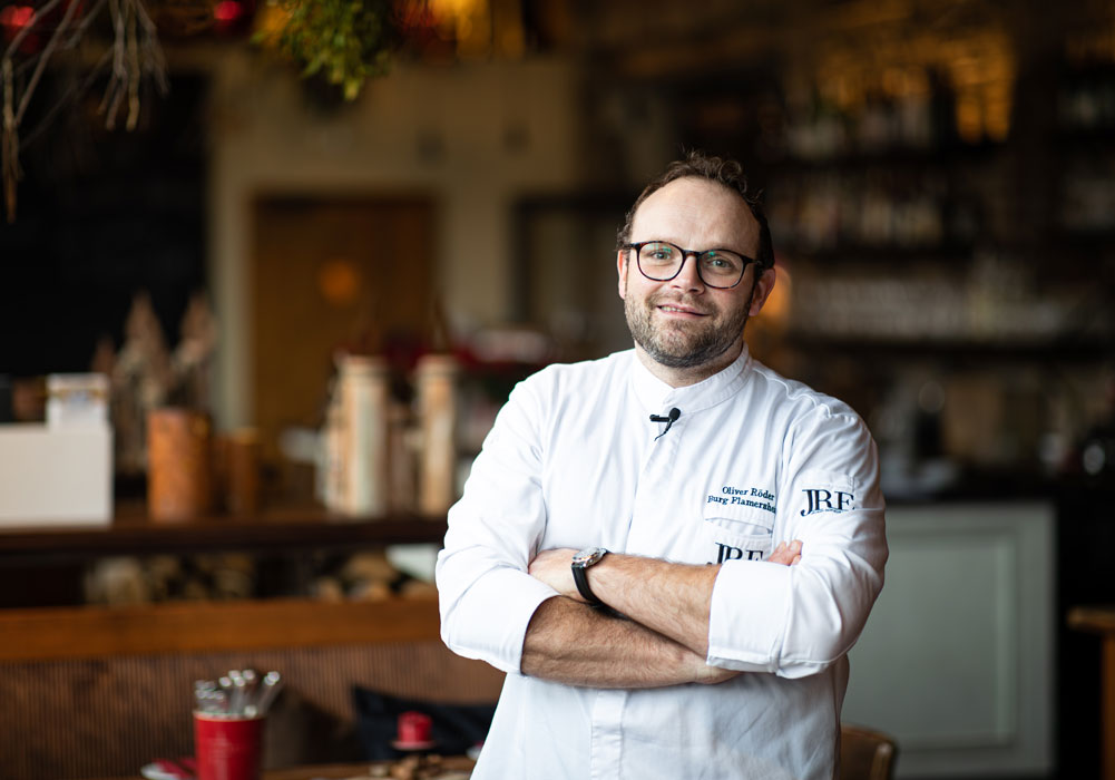 chef, chefkoch, weiße jacke, brille, bar, küche
