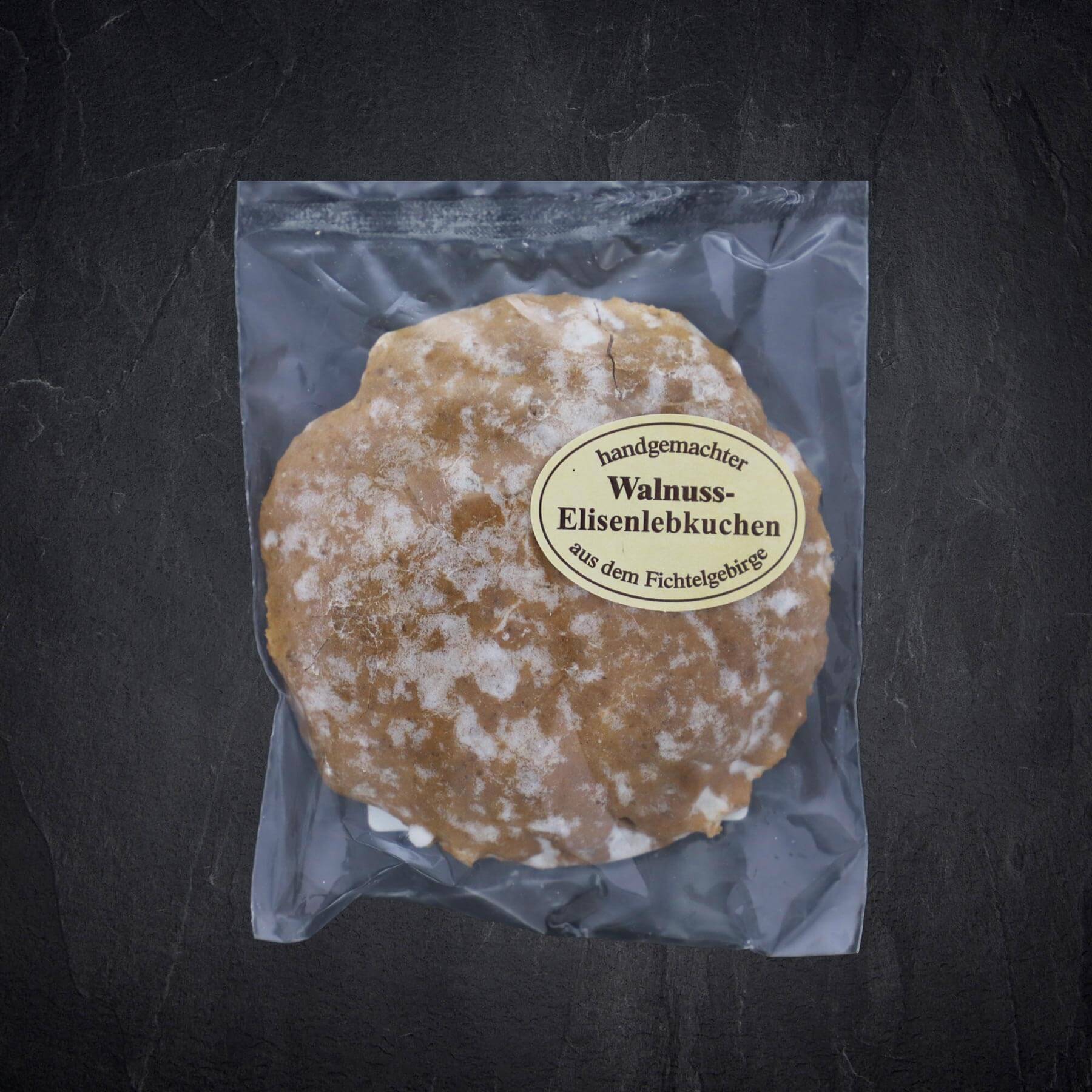 Ein Walnuss Elisen-Lebkuchen mit Zuckerglasur