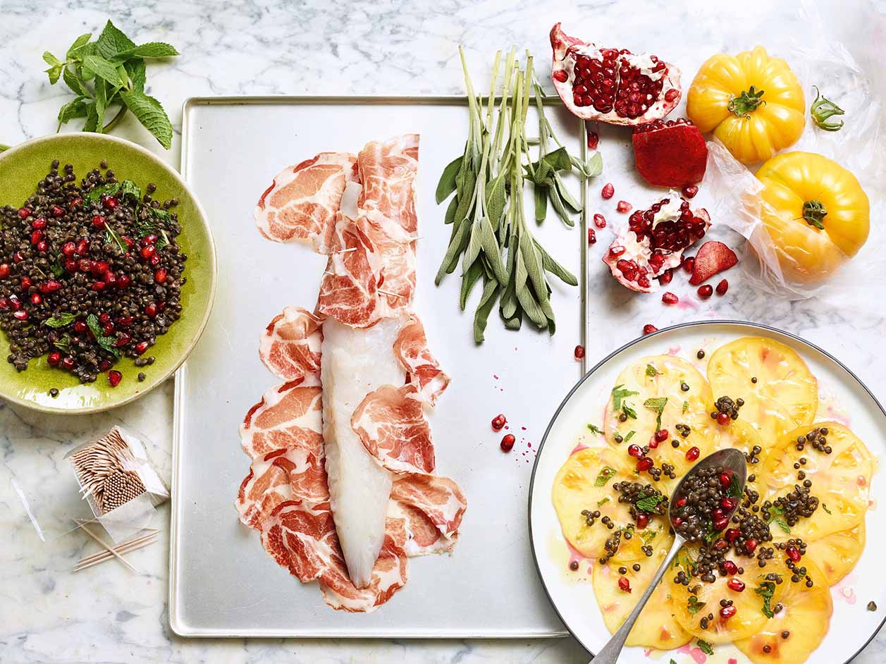 Produktbild: Shop the look qsfp seeteufelfilet mit coppa di parma auf ananastomaten carpaccio und belugalinsensalat