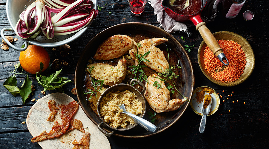 Kategorie Premium Gefluegel Premium QSFP Maisgeflügel in einer Pfanne gebraten mit Kräutern.