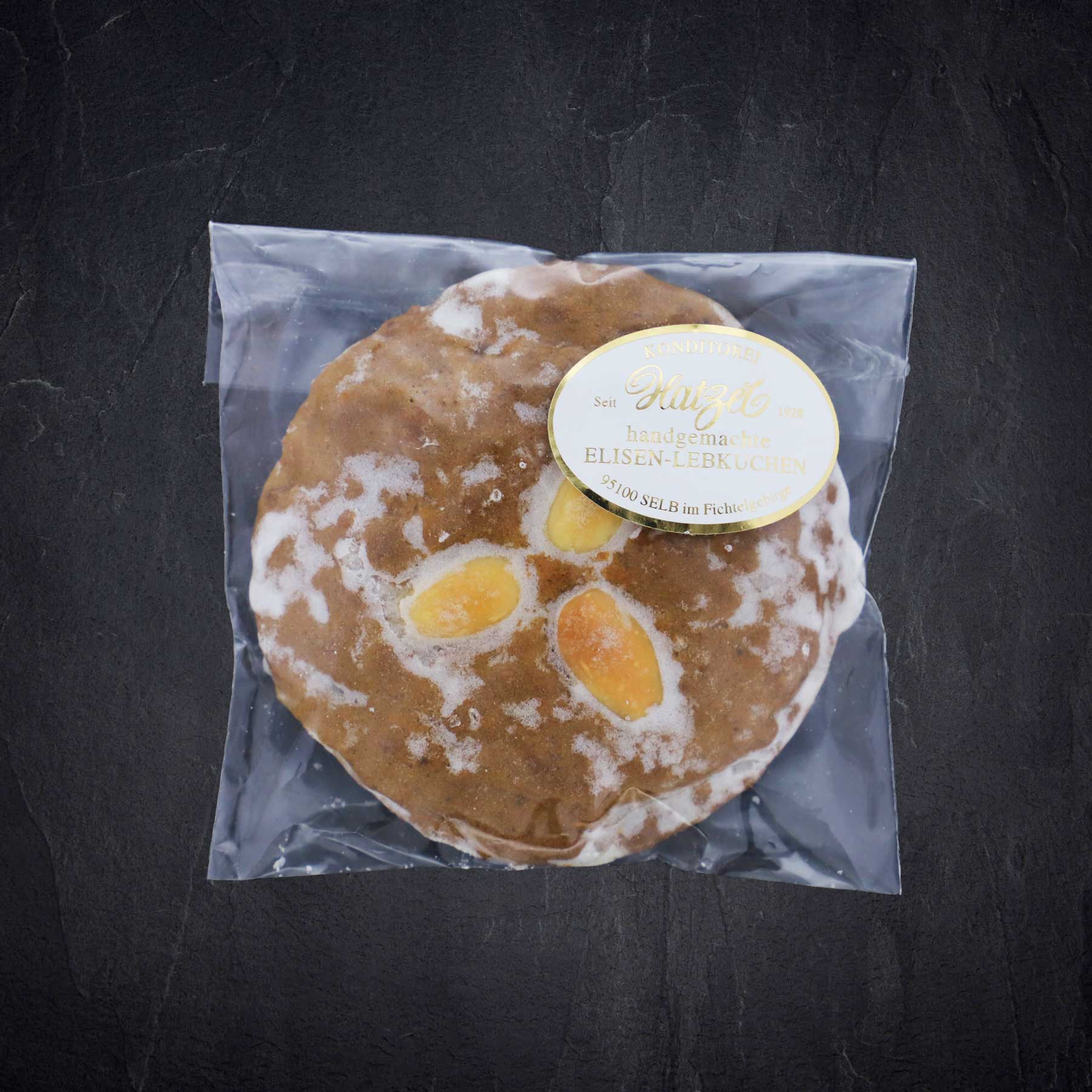 Ein Elisen-Lebkuchen mit Zuckerglasur und Mandeln