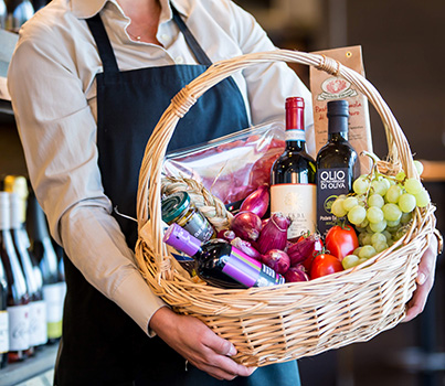 Verkäuferin mit Geschenkkorb Produktbild: Verkäuferin mit Geschenkkorb