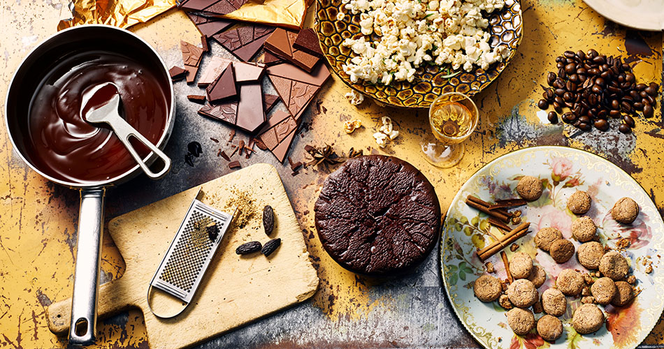 Verschiedene Desserts von Schokosauce bis hinzu Schokotrüffeln und Keksen