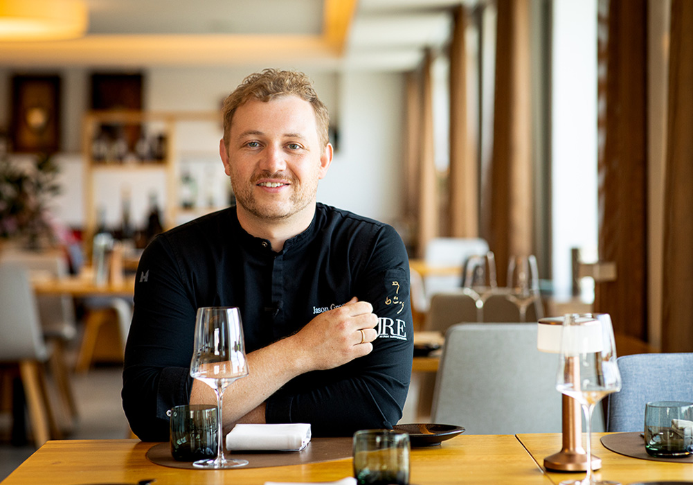 Person, Restaurant, Schwarzes Hemd, Weinglas, Tischdeko