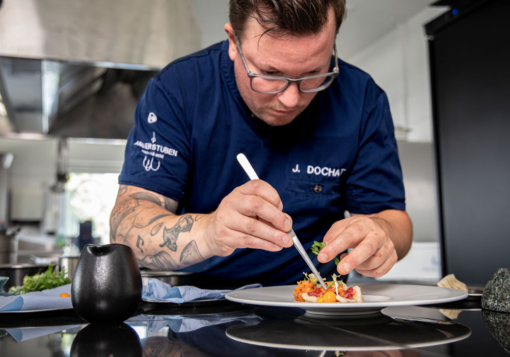 chef, Anrichten, Thunfisch?, Speise, Küche, Schwarz?, Tätowierung, Brille, blaues Shirt